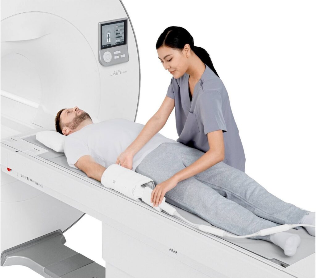 MRI technician preparing patient for study on uMR680 machine, San Juan MRI & CT